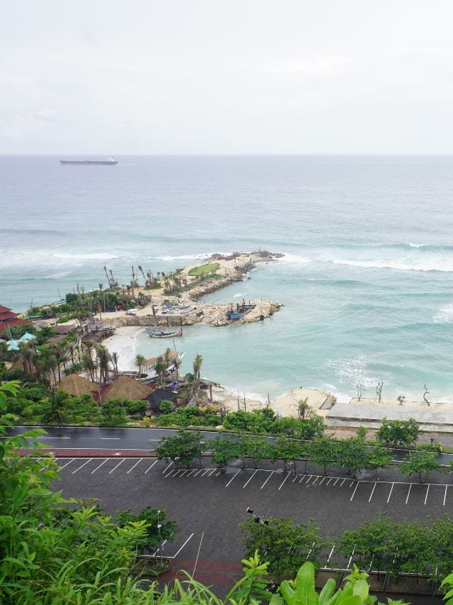 Coastal viewpoint in Uluwatu with beach and reef below, showing why Uluwatu is worth visiting