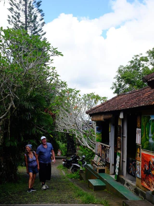 Small art shop lane inBangkiang Sidem Ubud