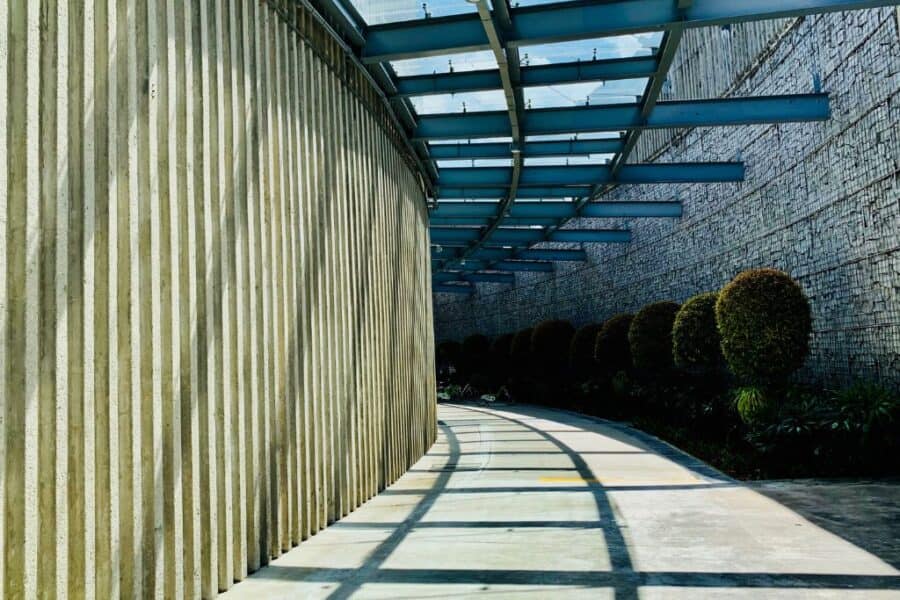 During your visit to Singapore try and visit the Marina Barrage. The picture shows the walkway to the Pump station ⓒ Sivarock at Canva
