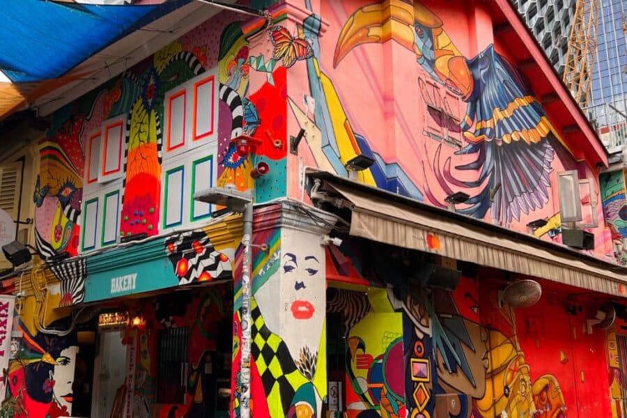 Local street art in Kampong Glam district. ⓒ Mauee Belle Bergh at Canva