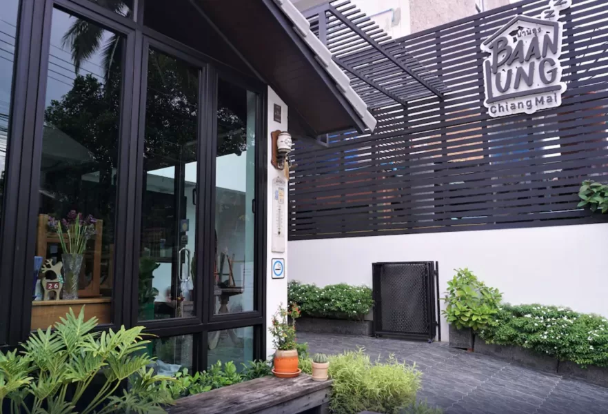 Cheap hotels in Chiang Mai: Baan Luang Phostel, outside showing entrance