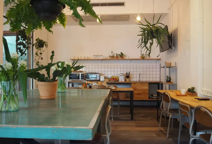 Cheap hotels in Chiang Mai: Green Sleep Hostel, inside kitchen area