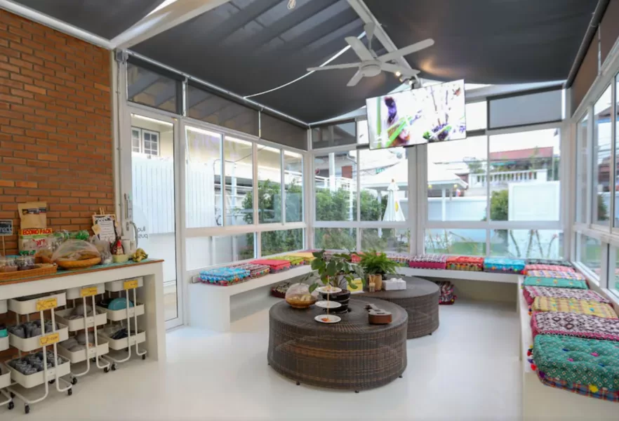 Cheap hotels in Chiang Mai: Hostel Lullaby, inside common area