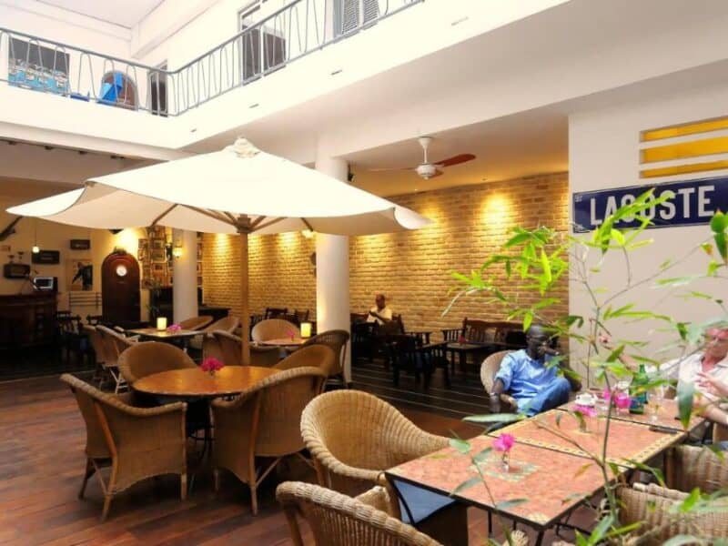 Bar and courtyard at Residence Hotel in Saint-Louis.
