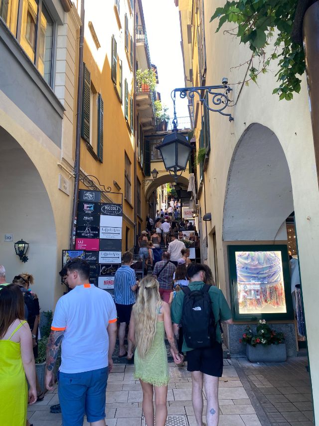 Packed lanes in Bellagio.