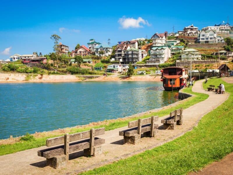 Nuwara Eliya lake in Sri Lanka’s hill country, a useful stop and one of the things to know before visiting Ella.