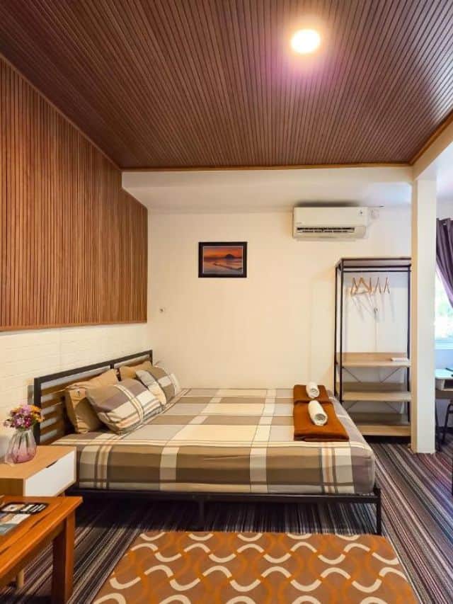 Simple private room at Back to Bajo Hostel in Labuan Bajo