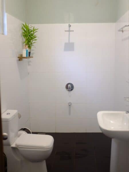 Simple private bathroom inside a room at Ella Ceylonka.