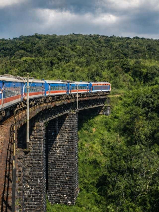 Blue train crossing Nine Arch Bridge in Ella, a famous highlight on a Sri Lanka 5 days itinerary.