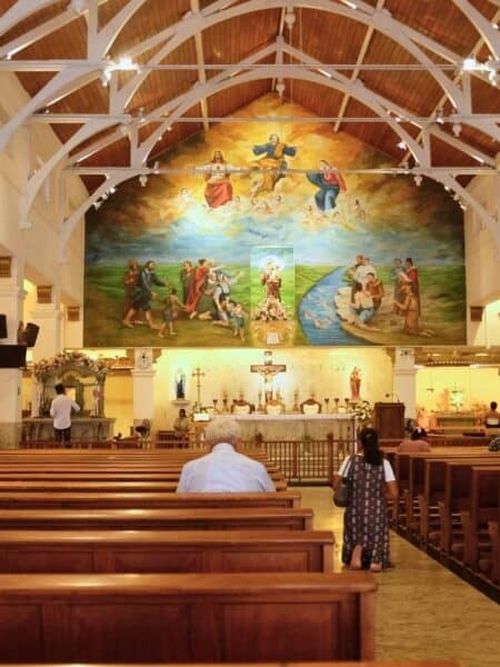 Inside St Anthony’s Church during a Colombo city sightseeing tour