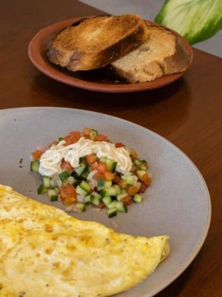 Breakfast with omelette, toast and salad at Mellow Hostel in Sri Lanka.